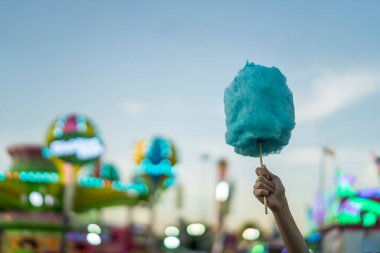 Pamuk şeker içinde bir çocuk