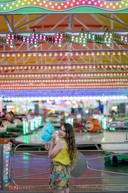 Eğlence parkında genç bir kadın ve çocuk