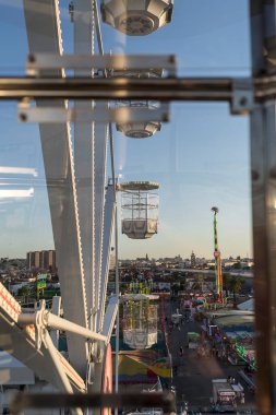 New York şehrinin dönme dolabı.