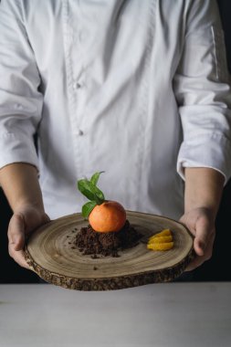 Masadaki lezzetli yiyeceklerin manzarasını kapat.