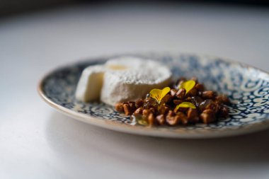 Karamel soslu ve fındıklı lezzetli çikolata.