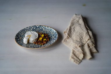 Bir tabak taze organik tatlı ve ekşi krema.