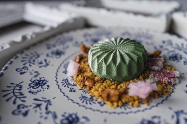 Masada bir tabak lezzetli yeşil çay keki.