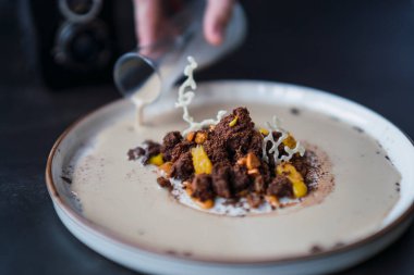 Kremalı ve çikolatalı kek.