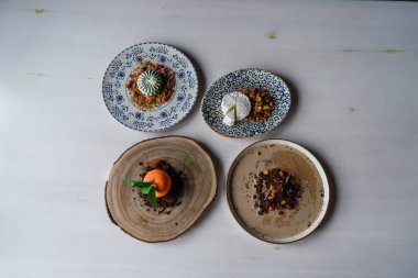 Tahta masadaki farklı tabakların üst görüntüsü.