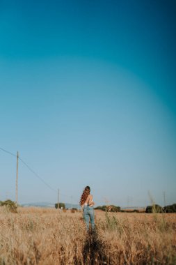 Buğday tarlasında bir dişinin dikey çekimi