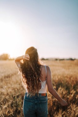 Tarladaki genç bir kadının portresi.