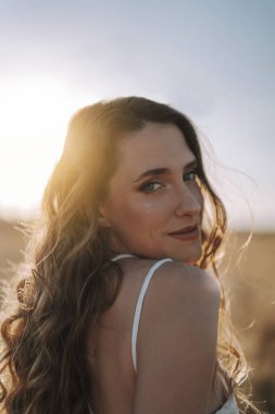 Uzun saçlı güzel bir kadının portresi.