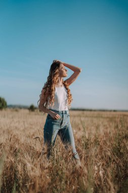 Yaz tarlasında güzel sarışın bir kızın portresi.