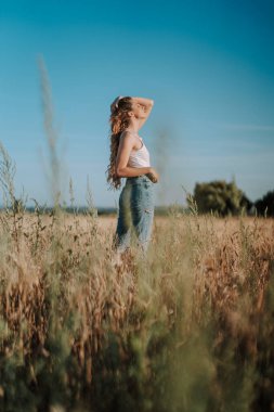 Sırt çantalı ve beyaz gömlekli genç bir kız.