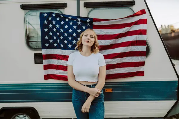 Amerikan bayrağı ile genç kız