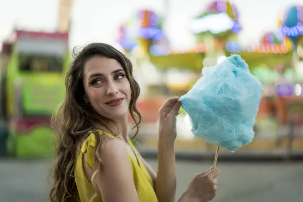 Genç kadın pamuk şeker yemek