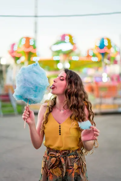 Lunaparkta şeker yiyen bir kadının portresi..