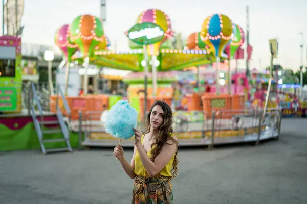 Bir lunaparkta dönme dolapta genç bir kız