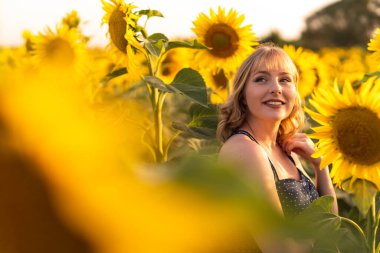 Yaz alanında genç kadın