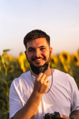 Genç adam sabah tarlada