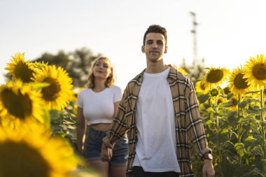 Genç bir çift tarlada