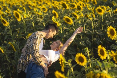 mutlu genç bir çift bir alanda