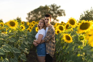 Genç aşık bir çift tarlada yürüyor.