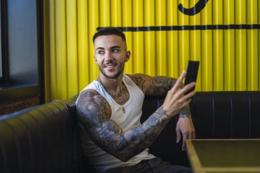 Modern kafedeki adam.