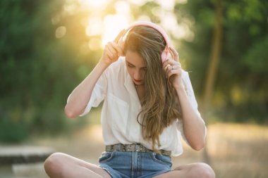 Kız kulaklık ile müzik dinleme