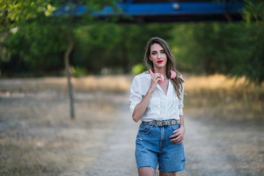 Doğada mavi gözlü güzel bir kızın portresi..