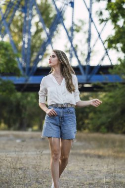 Parktaki genç güzel kız.