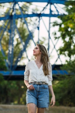 Geçmişinde köprü olan genç bir kadın.