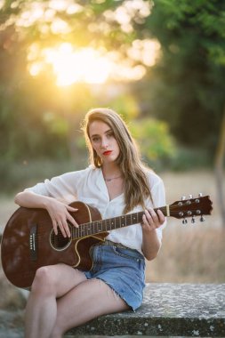 Uzun saçlı güzel bir kadının portresi.