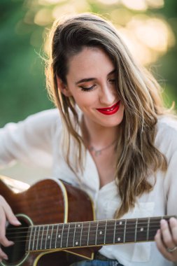 gitar Park olan kadın