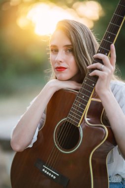 Gitarlı güzel bir kadın.