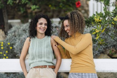 Parkta iki genç kadın