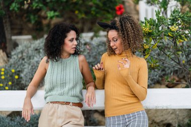 Arkadaşlar birlikte eğleniyor.