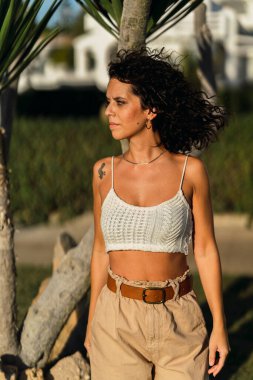 Gün batımında poz veren güzel bir kız. Parktaki bir kadının portresi.