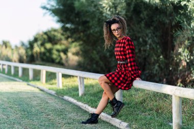 sonbahar Park'ta poz güzel kız