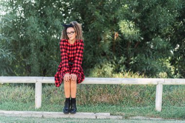 Damalı elbiseli genç kadın