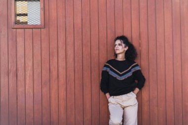 Beyaz kazaklı genç kadın.