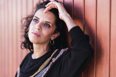 kadın üzgün bir ifade ile