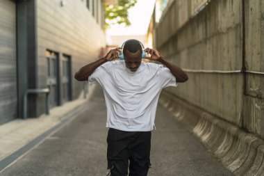 Genç adam hip-hop yapıyor.