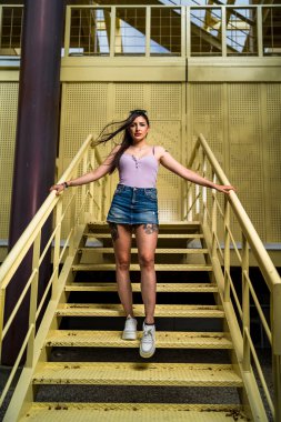 Endüstriyel ortamda güzel bir genç kadın..