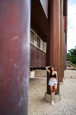 şehirde poz güzel genç kadın