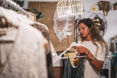 Kadın giyim mağazasında