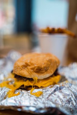 Lokantada lezzetli bir burgerin yakın plan çekimi.