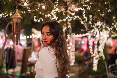 Geceleri poz veren güzel kız.