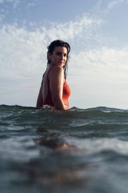 sörf tahtası ile bikinili genç kadın