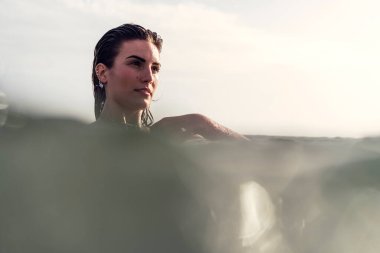 Kumsaldaki genç kadın.