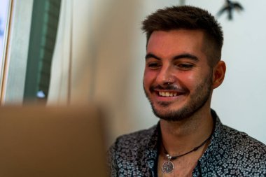 genç adam bir dizüstü bilgisayar kullanarak