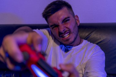 Karanlık odadaki adam.