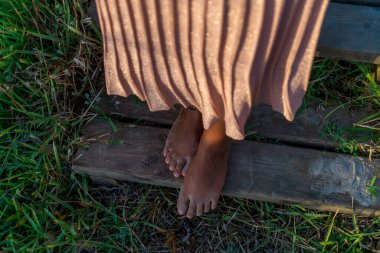 Bir kadın bankta oturuyor.