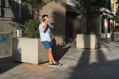 cep telefonu ile genç adam